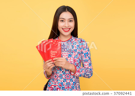 Pretty smiling Vietnamese woman with red envelopes 37092441