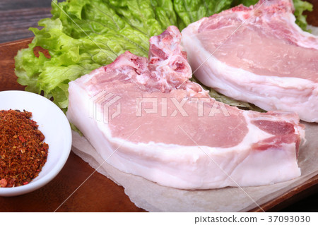 Raw pork steak with spices Leaves lettuce 37093030