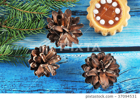 圖庫照片: new year background - fir cones, tree branches