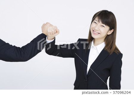 給問候的年輕女商人 37096204