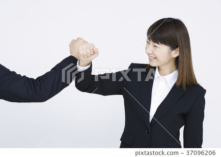 給問候的年輕女商人 37096206