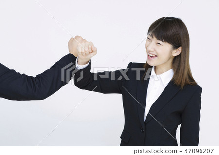 給問候的年輕女商人 37096207