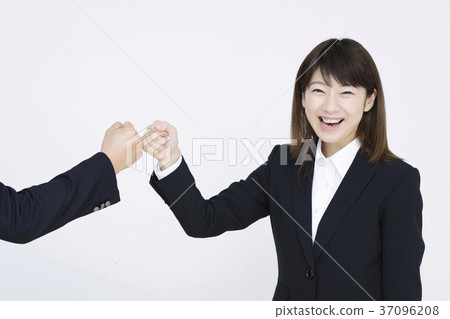 給問候的年輕女商人 37096208