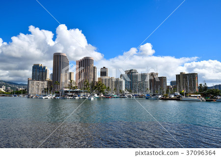 夏威夷大廈和金剛石頭在藍天 夏威夷大廈和金剛石頭在藍天 37096364
