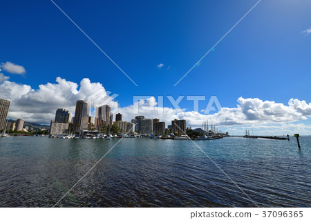 夏威夷大廈和金剛石頭在藍天 夏威夷大廈和金剛石頭在藍天 37096365