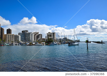 夏威夷大廈和金剛石頭在藍天 夏威夷大廈和金剛石頭在藍天 37096366