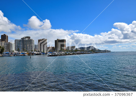 夏威夷大廈和金剛石頭在藍天 夏威夷大廈和金剛石頭在藍天 37096367
