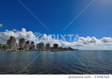 夏威夷大廈和金剛石頭在藍天 夏威夷大廈和金剛石頭在藍天 37096368
