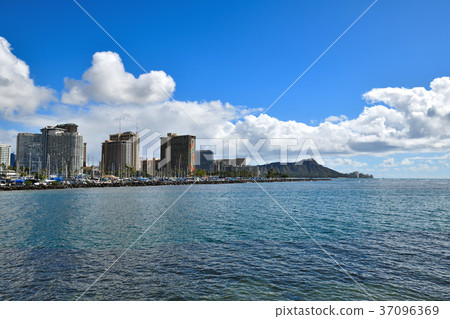 夏威夷大廈和金剛石頭在藍天 夏威夷大廈和金剛石頭在藍天 37096369