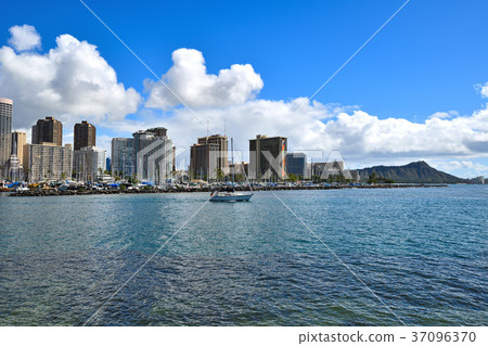 夏威夷大廈和金剛石頭在藍天 夏威夷大廈和金剛石頭在藍天 37096370