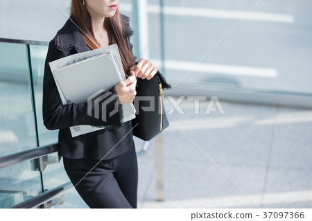 Japanese business woman 37097366