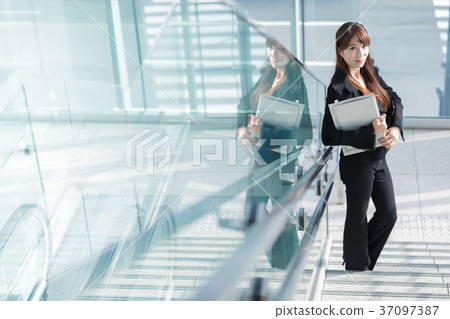 Japanese business woman Japanese business woman 37097387