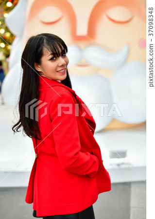 Christmas and New Year Concept, Beautiful girls are happy to cel Christmas and New Year Concept, Beautiful girls are happy to cel 37098348