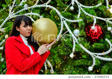 Christmas and New Year Concept, Beautiful girls are happy to cel 37098353