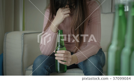 woman with alcoholism 37099084