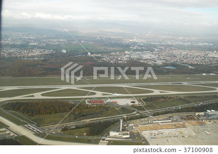 在法蘭克福國際機場 在法蘭克福國際機場 37100908