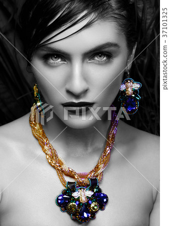 Beautiful woman wearing exotic luxury jewelry 37101325