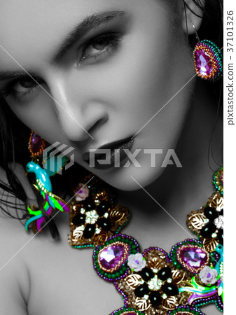 Beautiful woman wearing exotic luxury jewelry 37101326