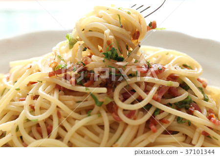 Pasta with salami and green onion Pasta with salami and green onion 37101344