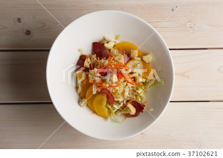 Salad with bacon, cabbage, tomato and blue cheese 37102621