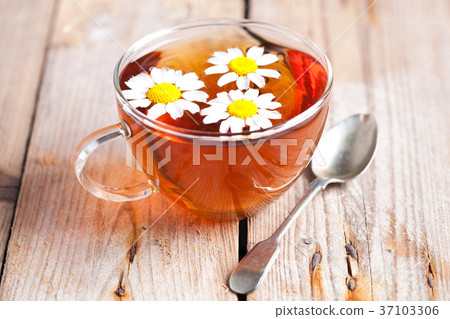 cup of tea with chamomile flowers cup of tea with chamomile flowers 37103306