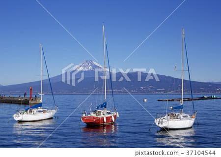 A view of Mount Fuji from Suruga Bay 37104544