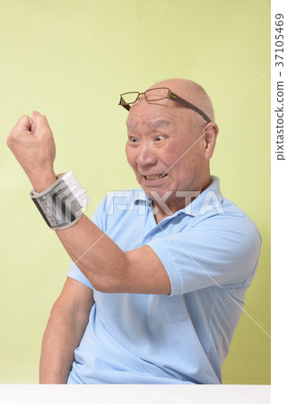 Surprised senior measuring blood pressure 37105469