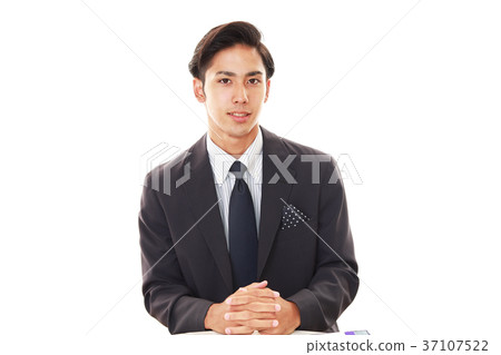 smiling businessman 37107522