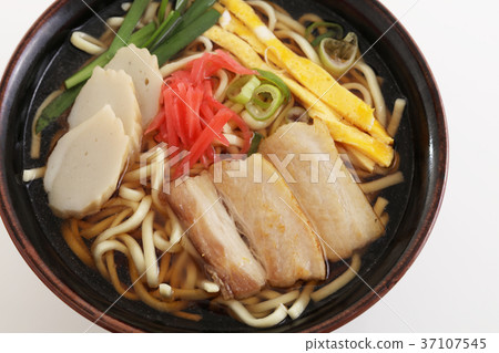 傳統的沖繩三肉蕎麥麵 傳統的沖繩三肉蕎麥麵 37107545