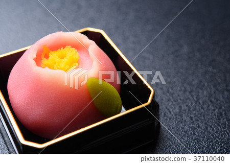 Japanese confectionery 37110040