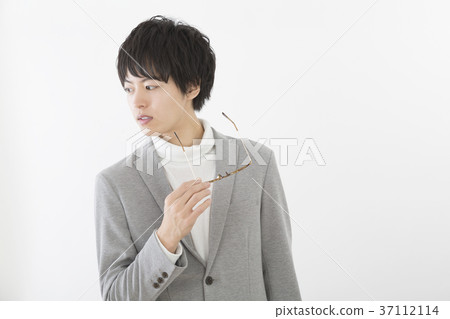 戴著眼鏡的男性肖像 37112114
