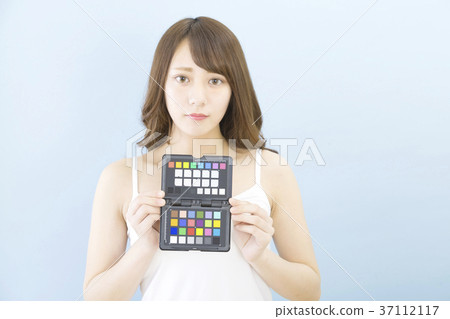 有顏色圖表的婦女藍色後面 37112117