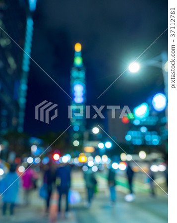 Defocused city street 37112781