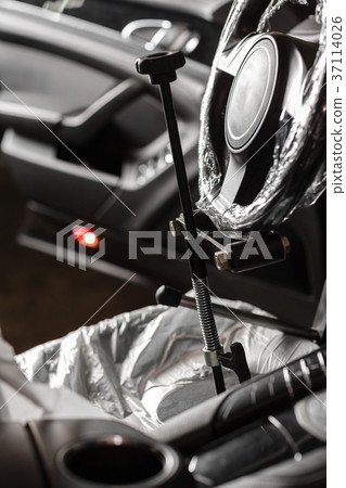 steering wheel lock. auto mechanic sets the car 37114026