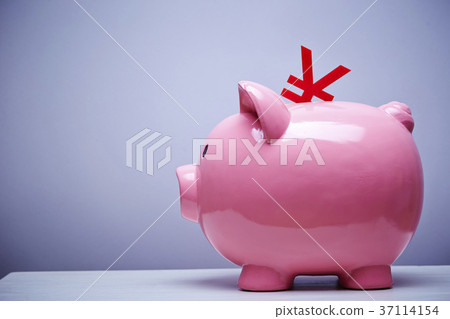 豬存錢罐和日元符號 37114154