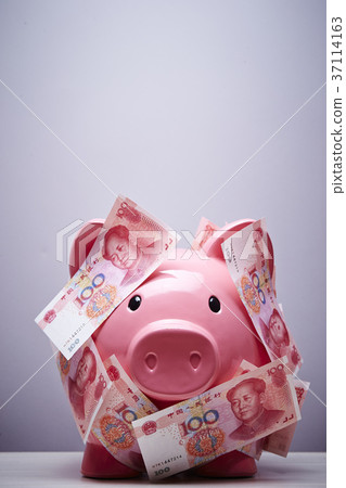 豬存錢罐和人民幣鈔票 豬存錢罐和人民幣鈔票 37114163