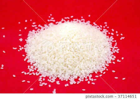 Pile of rice Red Japanese paper background c diagonally from above 37114651