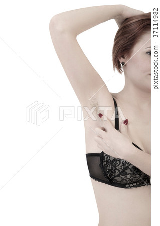 young woman showing her arm pit before epilation 37114982