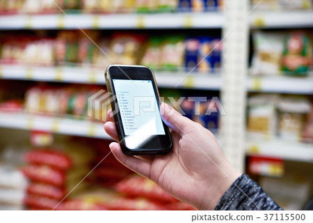 Shopping list on smartphone screen in hand of women customers 37115500