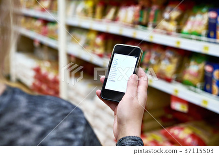 Shopping list on smartphone screen in hand of women customers 37115503
