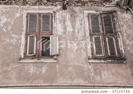 closed window blinds 37115739