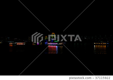 東京灣彩虹橋夜視圖和居住船燈從Daiba b-7 東京灣彩虹橋夜視圖和居住船燈從Daiba b-7 37115922