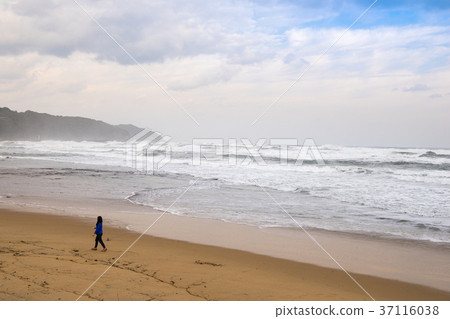 在沙灘上散步的人。 （鳥取縣鳥取市高高町八勝水）*照片的位置信息可以在作品的評論欄中找到 37116038