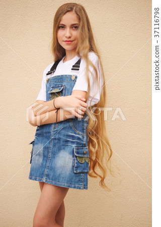 beautiful young girl with long hair 37116798