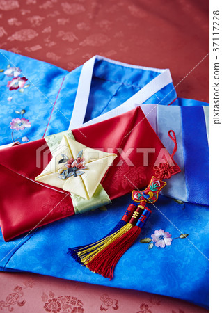 Hanbok 37117228