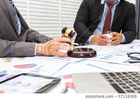 Colleagues are discussing issues 37118300