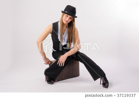 Pretty woman in hat with vintage suitcase 37119337