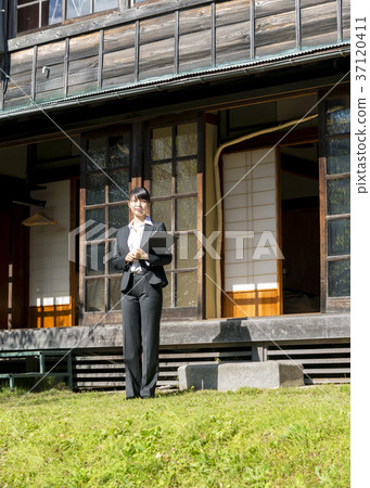 Coordinator who introduces old folk house 37120411