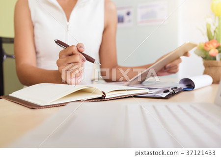 Young businesswomen looking at tablets 37121433
