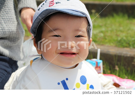 Baby to have lunch in the park 37121502